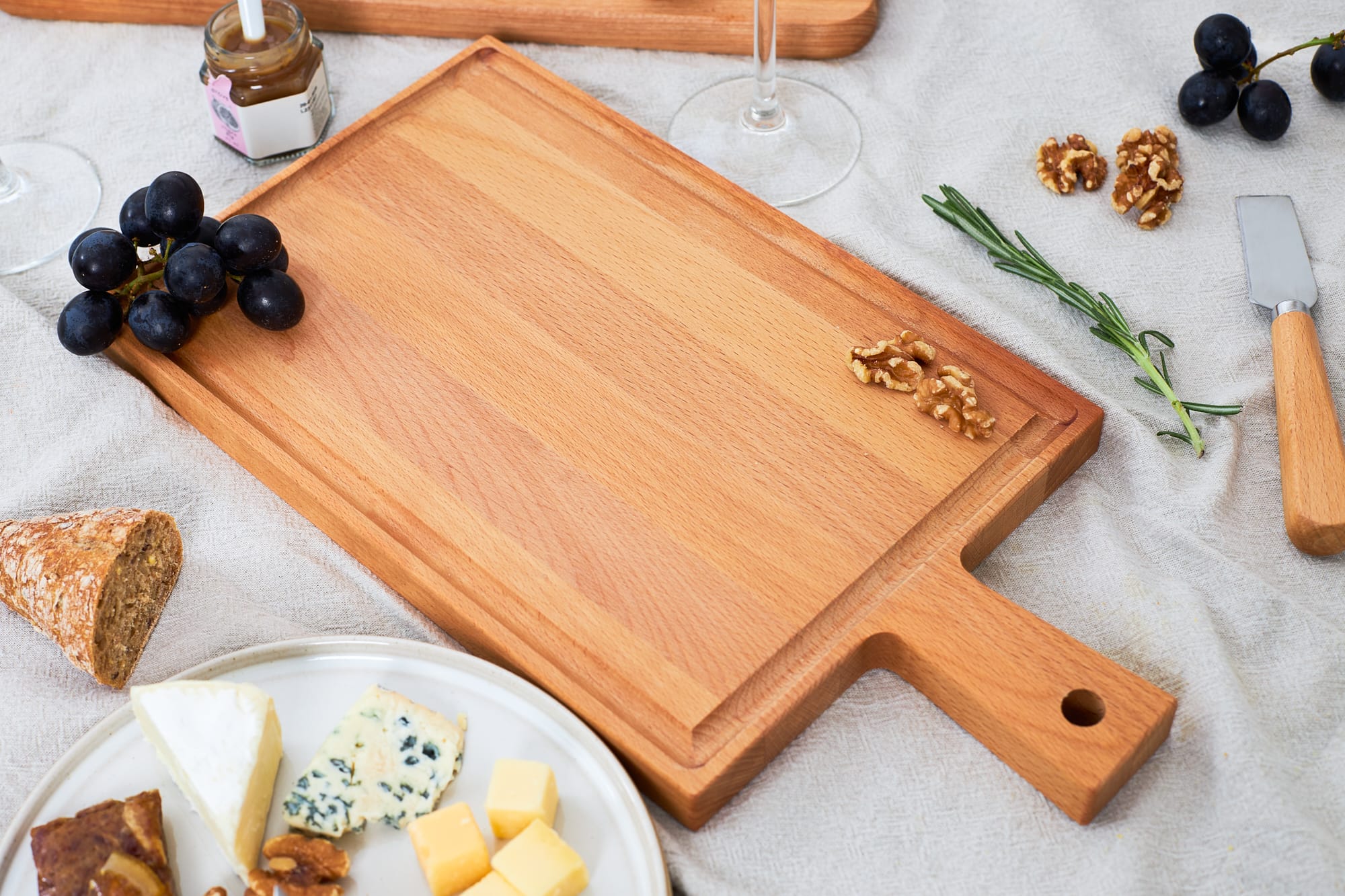 Borrelplank met handvat met kaas en druiven